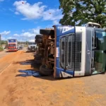 Carreta carregada de cerveja tomba na BR-135 e provoca congestionamento